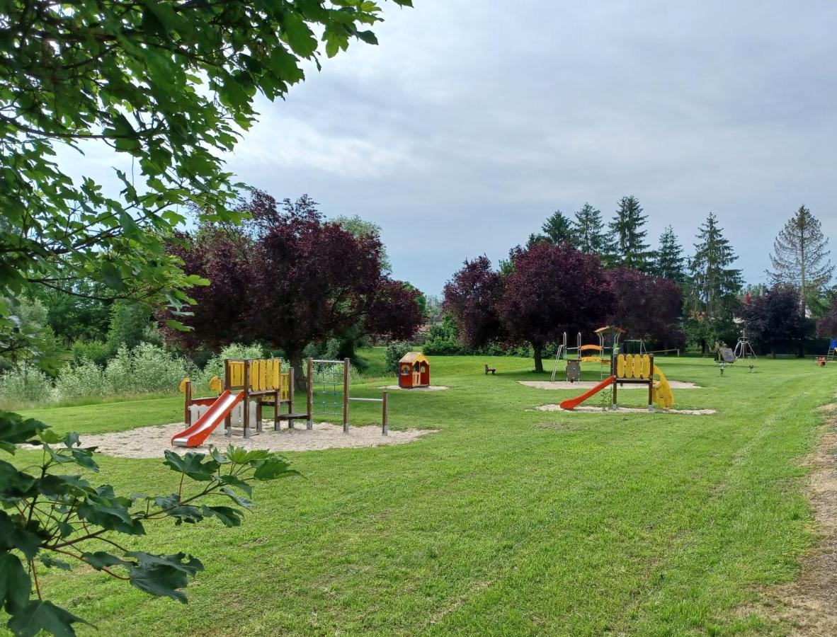 Camping Le Vallage Attigny 外观 照片
